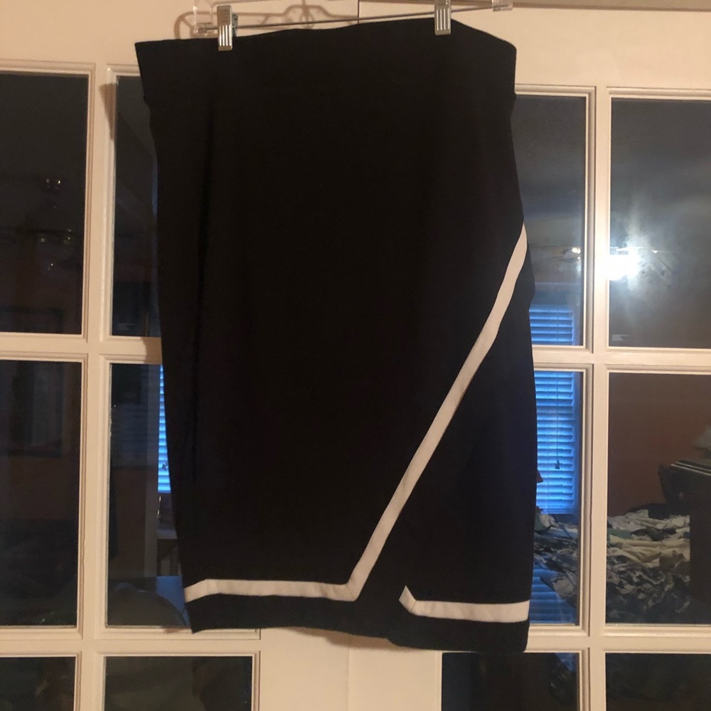 Black and white stretch pencil skirt
